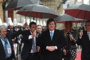 Javier Milei, en Bolivia, junto con Karina Milei, al llegar para la asunción de Rodrigo Paz; se cruzó allí con un funcionario de Trump que lo elogió por "su liderazgo" en la región