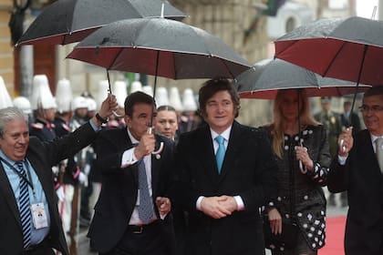 Javier Milei, en Bolivia, junto con Karina Milei, al llegar para la asunción de Rodrigo Paz; se cruzó allí con un funcionario de Trump que lo elogió por "su liderazgo" en la región