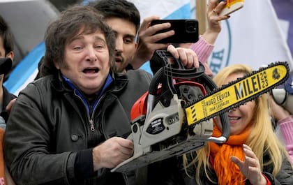 Javier Milei, en campaña con una motosierra.