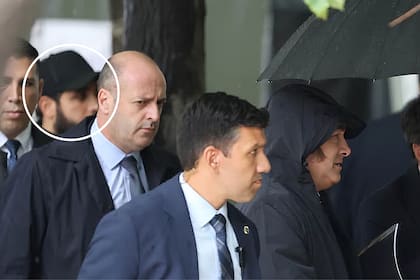 Javier Milei en el acto por el atentado a la Embajada de Israel este año; detrás suyo, de gorra, Mario Suli