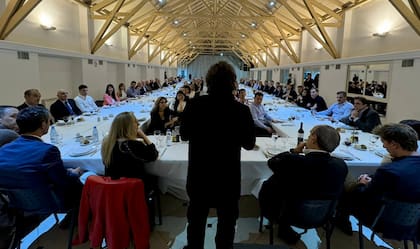 Javier Milei, en el asado de la semana pasado en Olivos, junto a diputados que ayudaron con su voto a ratificar el veto contra la nueva movilidad jubilatoria