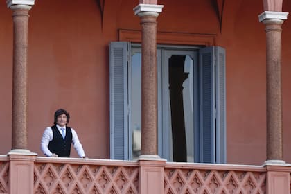 Javier Milei en el balcón presidencial