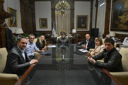 Javier Milei en el despacho presidencial, el martes, junto a Karina Milei, Guillermo Francos, Martín Menem, Patricia Bullrich, Manuel Adorni y Santiago Caputo.