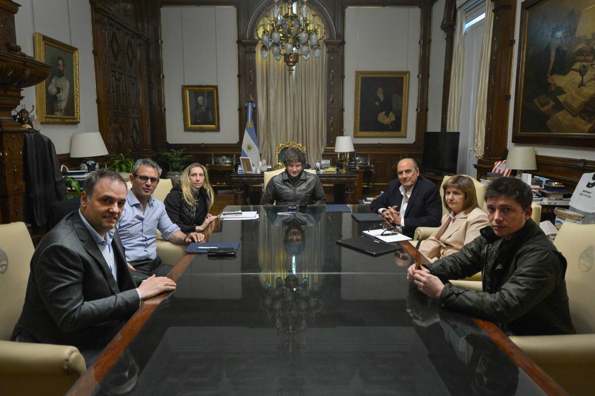 Javier Milei en el despacho presidencial, este martes junto a Karina, Francos, Menem, Bullrich, Adorni y Caputo