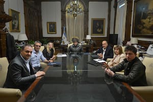 Javier Milei en el despacho presidencial, este martes junto a Karina, Francos, Menem, Bullrich, Adorni y Caputo