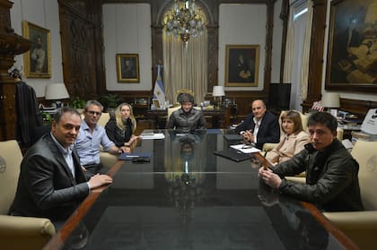 Javier Milei en el despacho presidencial, este martes junto a Karina, Francos, Menem, Bullrich, Adorni y Caputo