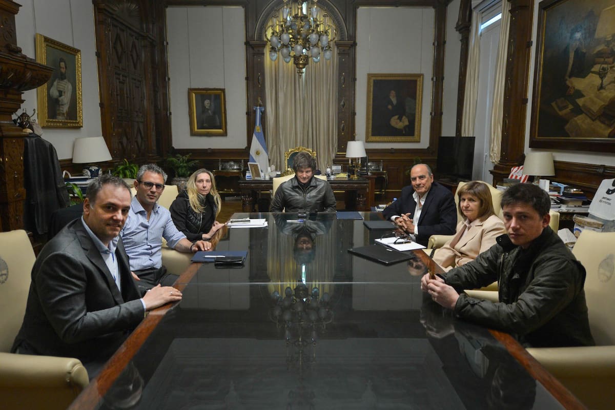 Javier Milei en el despacho presidencial junto a Karina, Francos, Menem, Bullrich, Adorni y Caputo