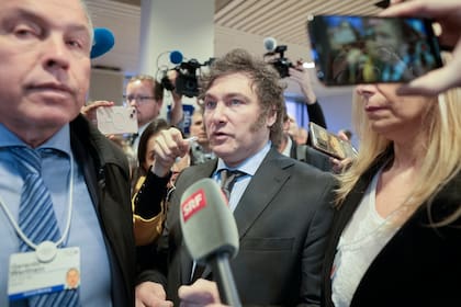 Javier Milei en el Foro de Davos el año pasado, junto a Karina Milei y Gerardo Werthein (Foto AP/Markus Schreiber)