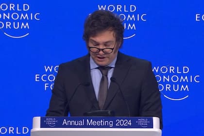 Javier Milei, en el Foro Económico de Davos; dio su discurso en español, pero se viralizó una versión en la que habla en inglés, con su propia voz; fue doblado con una herramienta de inteligencia artificial
