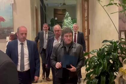 Javier Milei en el Hotel West Palm Beach, en Florida; esta noche se verá con Trump