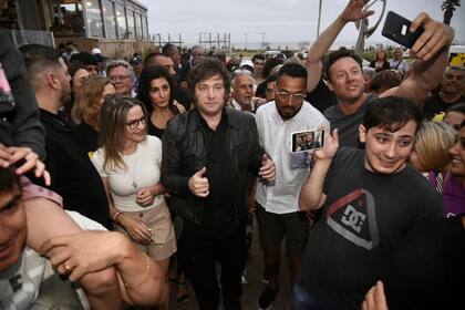 Javier Milei, en el verano, en una recorrida por Pinamar