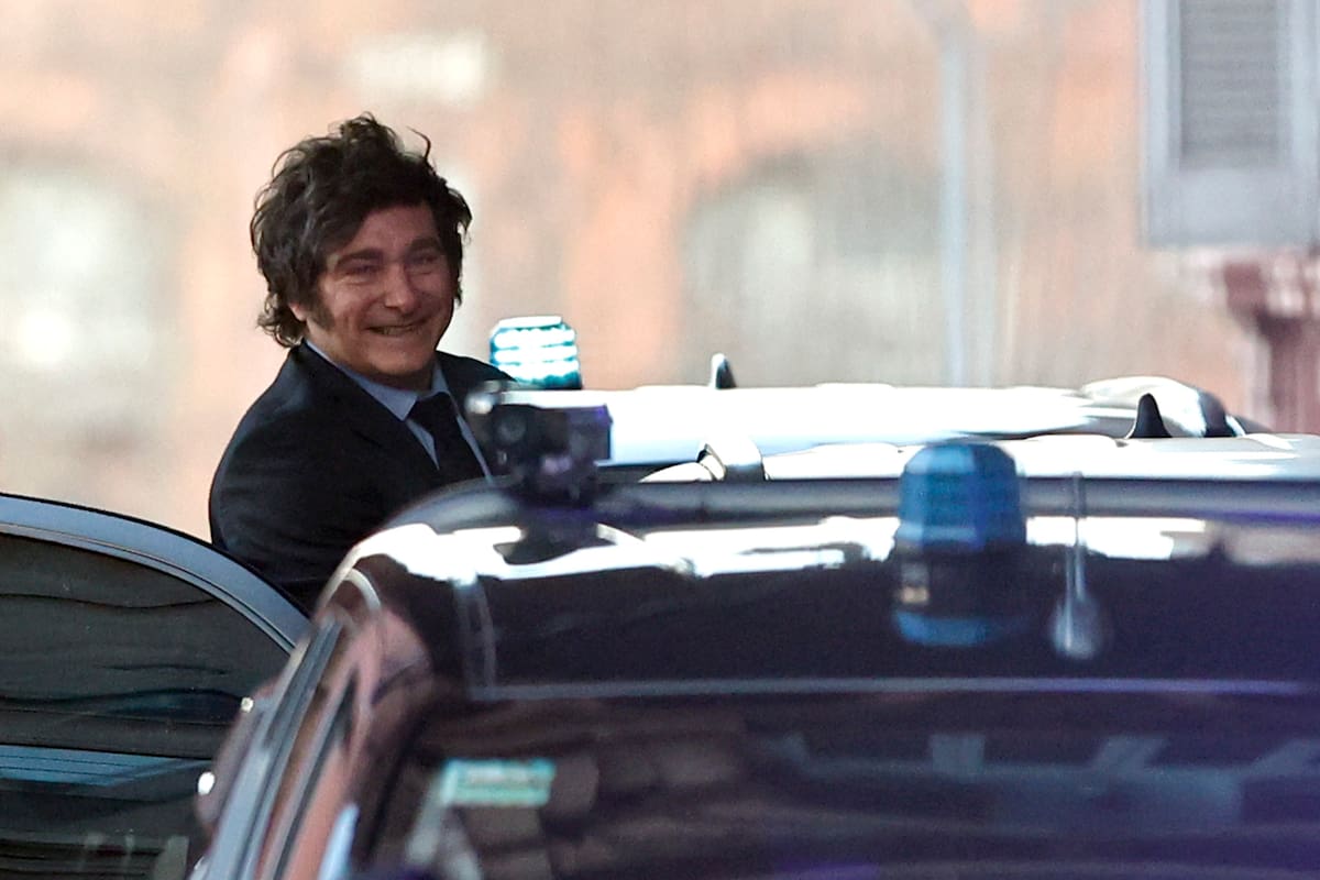 Javier Milei en la explanada de casa de gobierno