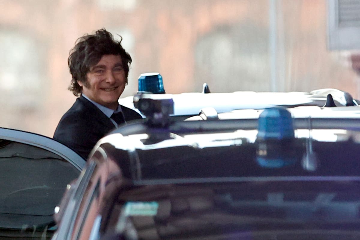 Javier Milei en la explanada de casa de gobierno, luego de la reunión de gabinete