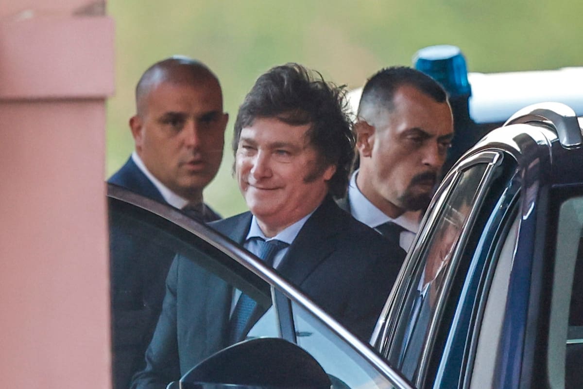 Javier Milei, en la puerta de la Casa Rosada