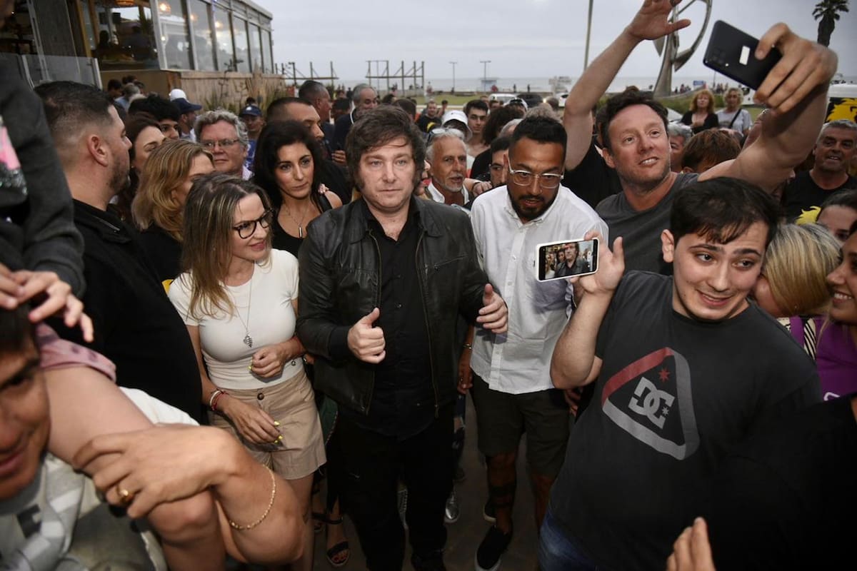 Javier Milei, en Pinamar, durante una recorrida de campaña durante enero