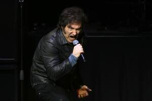 Javier Milei, en pleno intento de cantar "Demoliendo hoteles", de Charly García