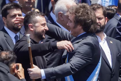 Javier Milei en su asunción presidencial, junto a su par ucraniano, Volodimir Zelensky