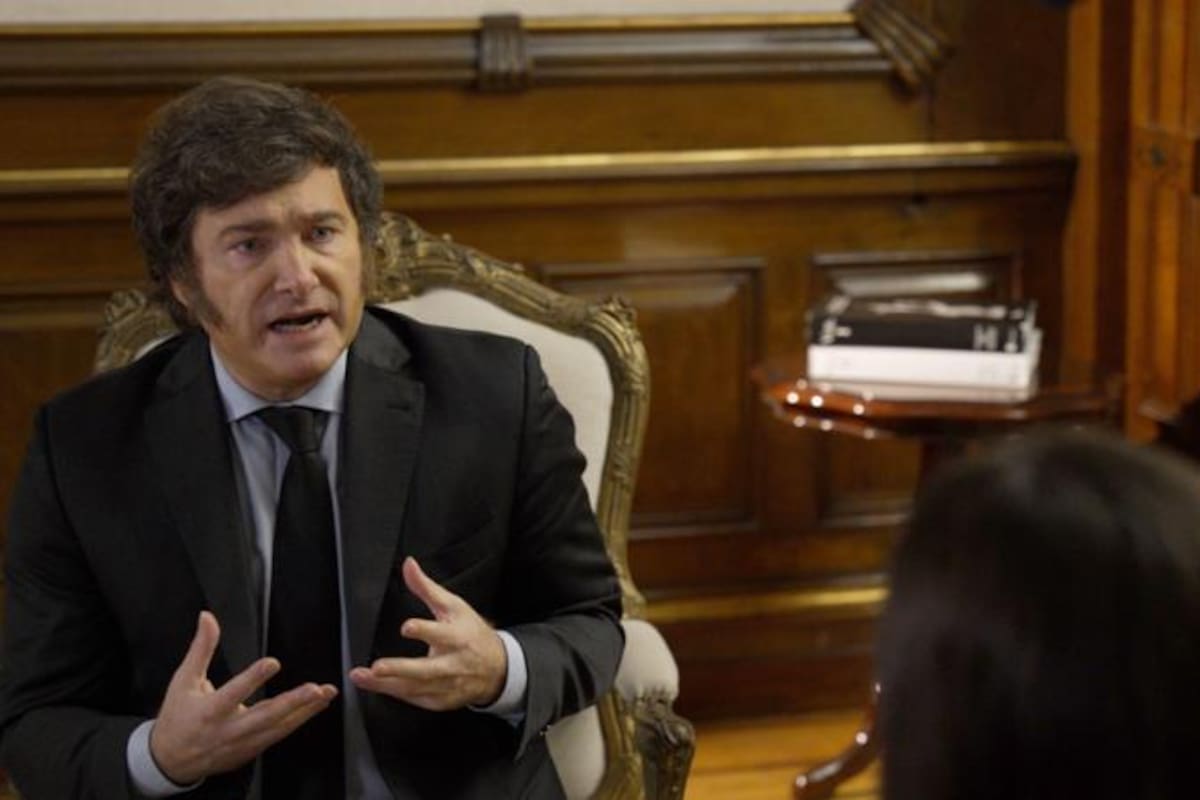 Javier Milei en su despacho de la Casa Rosada durante la entrevista con Ione Wells de la BBC.