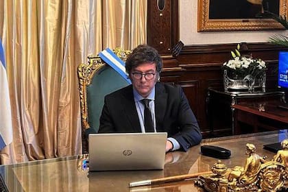 Javier Milei en su oficina de la Casa Rosada
