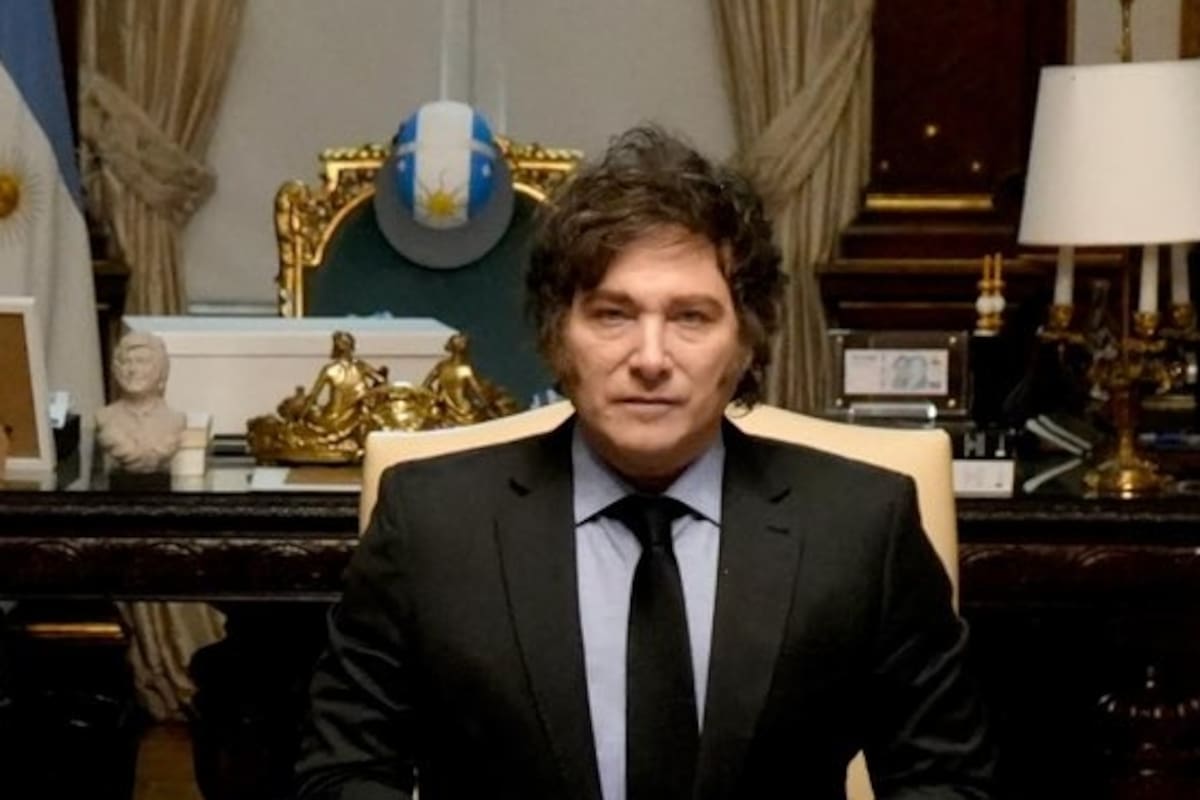 Javier Milei en su oficina de la Casa Rosada