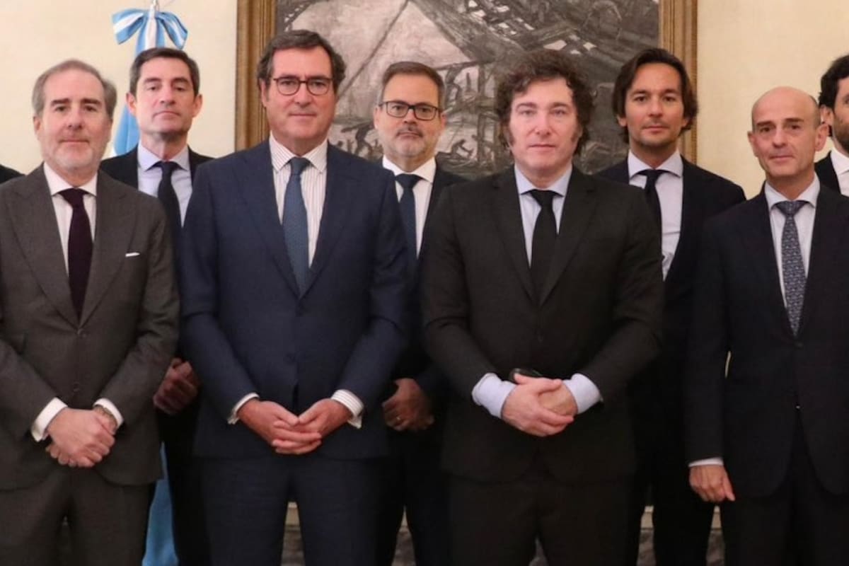 Javier Milei, en su reunión con empresarios del sábado, en Madrid; a su derecha, Antonio Garamendi, que el lunes cuestionó sus dichos sobre la esposa del presidente Sánchez