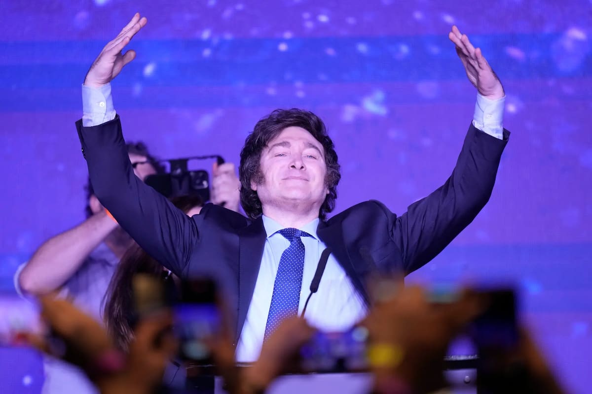 Javier Milei en su sede de campaña en Buenos Aires el domingo. Dijo que “dará fin a la casta política parasitaria chorra e inútil que hunde este país”