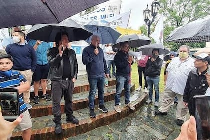 Militando bajo la lluvia. Milei, quizás el liberal de mayor popularidad, rechazaba el funcionamiento de la política, pero el año próximo se presentará como candidato a diputado por el partido de Espert.