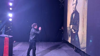 Javier Milei en un acto en Tucumán, con la imagen de Juan Bautista Alberdi de fondo