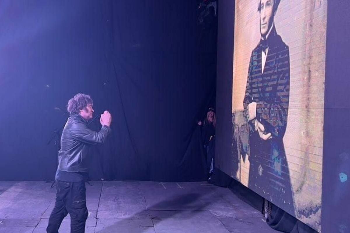 Javier Milei en un acto en Tucumán, con la imagen de Juan Bautista Alberdi de fondo
