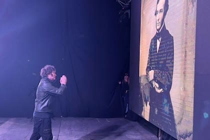 Javier Milei en un acto en Tucumán, con la imagen de Juan Bautista Alberdi de fondo