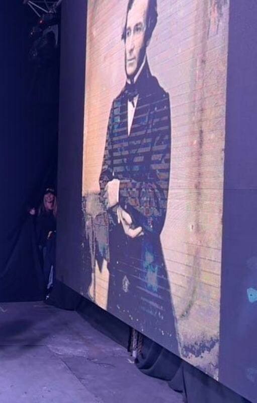 Javier Milei en un acto en Tucumán, con la imagen de Juan Bautista Alberdi de fondo