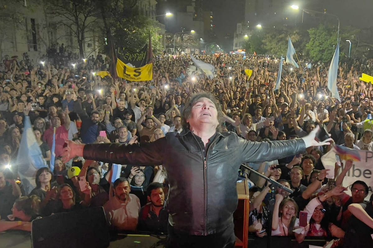 Javier Milei, en una de sus visitas a Tucumán para apoyar a Ricardo Bussi, hijo del dictador fallecido
