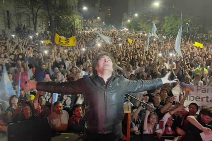 Javier Milei, en una de sus visitas a Tucumán para apoyar a Ricardo Bussi, hijo del dictador fallecido
