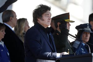 Javier Milei encabezó este viernes un acto militar en el Campo Argentino de Polo, en el barrio porteño de Palermo, por el Día de la Bandera.junto a parte de su Gabinete. Entre ellos, la secretaria general de la Presidencia, Karina Milei; el ministro de Defensa, Luis Petri; la ministra de Seguridad, Patricia Bullrich, el titular de la cartera de Justicia, Mariano Cúneo Libarona; el ministro de Salud, Mario Lugones, y el jefe de Gabinete, Guillermo Francos.