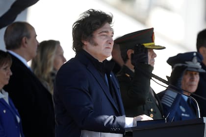 Javier Milei encabezó este viernes un acto militar en el Campo Argentino de Polo, en el barrio porteño de Palermo, por el Día de la Bandera.junto a parte de su Gabinete. Entre ellos, la secretaria general de la Presidencia, Karina Milei; el ministro de Defensa, Luis Petri; la ministra de Seguridad, Patricia Bullrich, el titular de la cartera de Justicia, Mariano Cúneo Libarona; el ministro de Salud, Mario Lugones, y el jefe de Gabinete, Guillermo Francos.