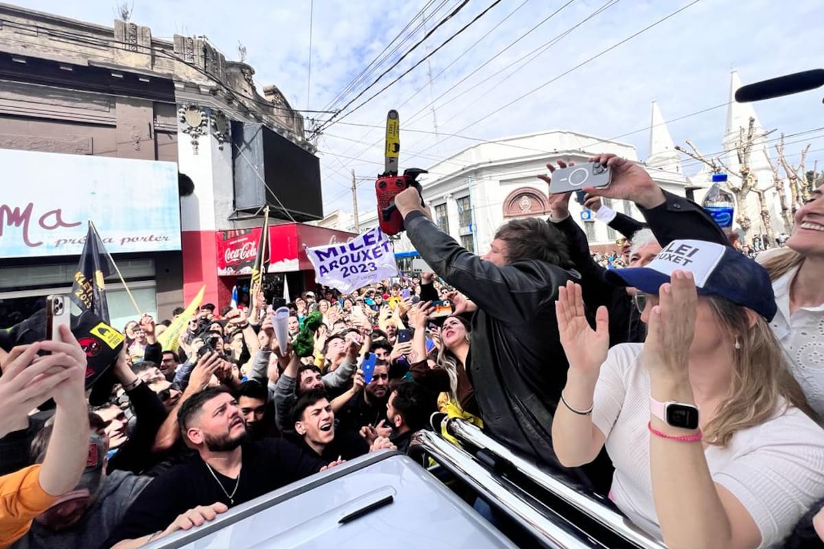 Javier Milei encendió una motosierra en plena caravana en Olavarría