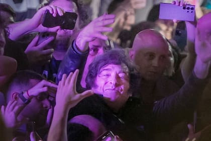 Javier Milei entre la gente, durante el acto en Parque Sarmiento, en la ciudad de Córdoba