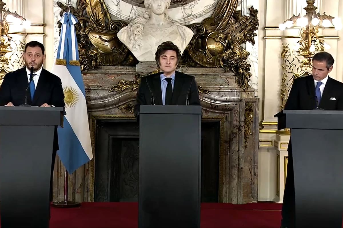 Javier Milei, escoltado por Demian Reidel y Rafael Grossi