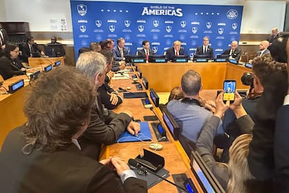 Javier Milei escucha a Donald Trump en la sede de la ONU en Nueva York.