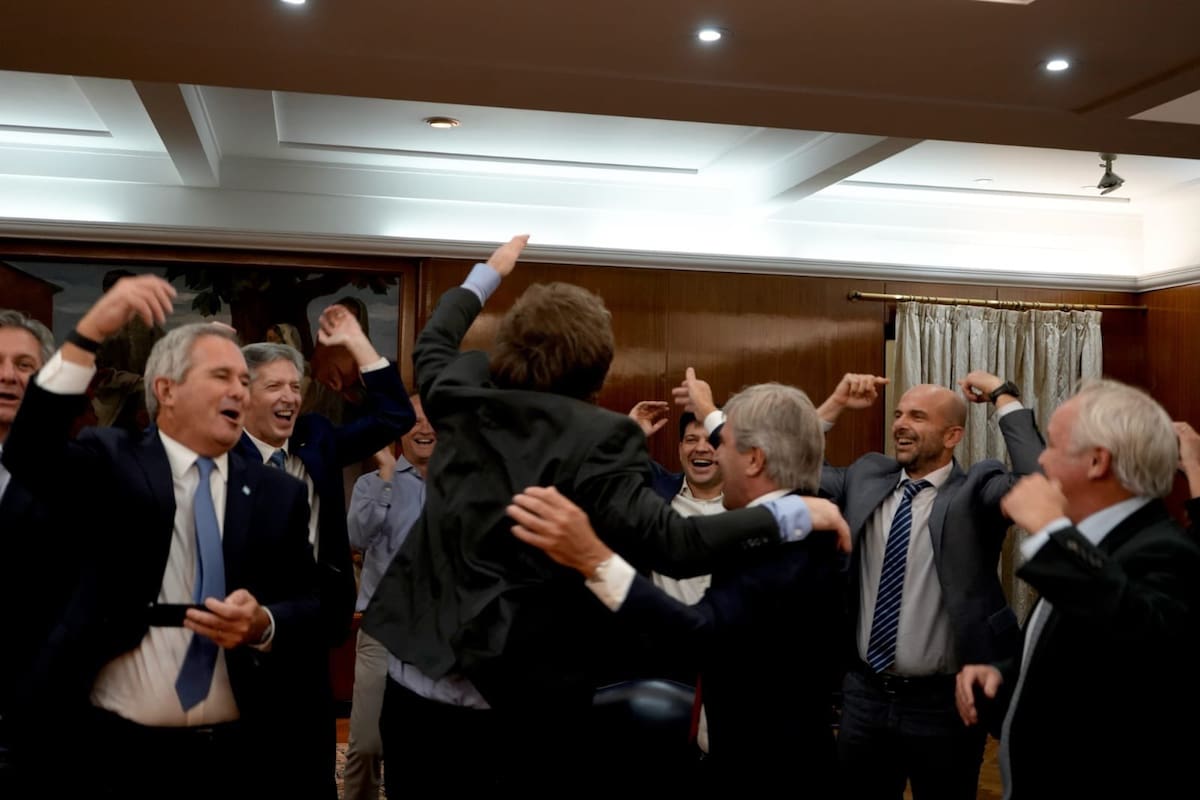 Javier Milei festejó con el equipo económico la salida del cepo para personas