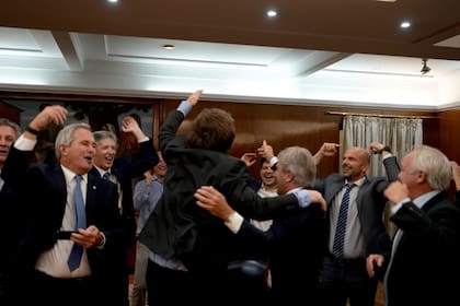 Javier Milei festejó con el equipo económico la salida del cepo para personas