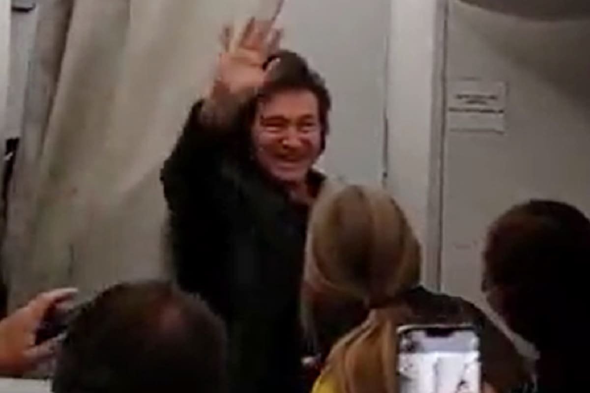 Javier Milei fue ovacionado por los pasajeros del avión