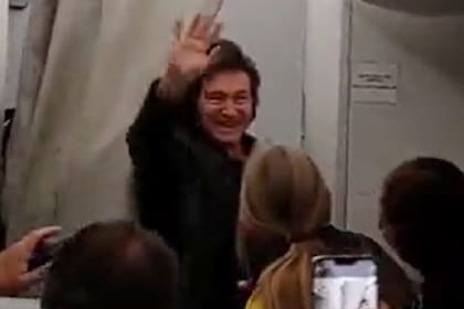 Javier Milei fue ovacionado por los pasajeros del avión