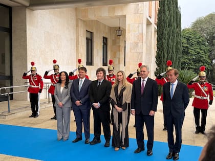 Javier Milei fue recibido el sábado en Brasil por el alcalde de San Pablo, Tarcisio de Freitas. Participó el canciller Pablo Quirno, segundo desde la derecha