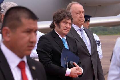Javier Milei fue recibido en Asunción por el embajador Guillermo Nielsen (Photo by Daniel Duarte / AFP)