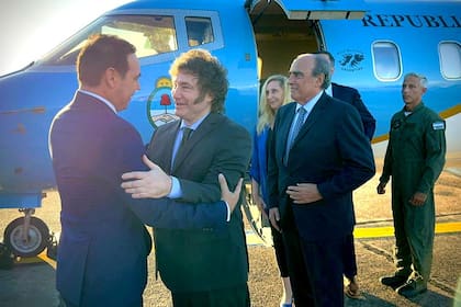 Javier Milei fue recibido en Corrientes por el gobernador Gustavo Valdés, del radicalismo