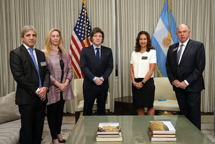 Javier Milei fue recibido por la presidenta de la Bolsa de Nueva York, Lynn Martin, acompañado por el ministro de Economía, Luis Caputo; la secretaria general de la Presidencia, Karina Milei, y el embajador de la Argentina en Estados Unidos, Gerardo Werthein