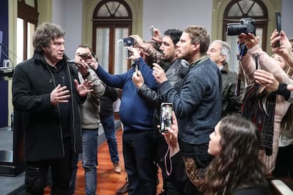 Javier Milei habla con periodistas acreditados en la Casa Rosada