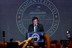 Javier Milei habló desde el búnker de La Libertad Avanza y llamó la atención el logo que tenía de fondo