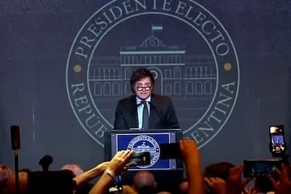 Javier Milei habló desde el búnker de La Libertad Avanza y llamó la atención el logo que tenía de fondo